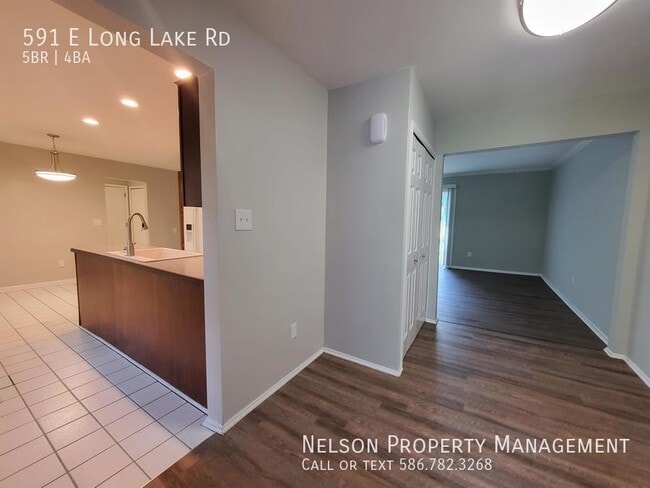 Building Photo - 591 E Long Lake Rd