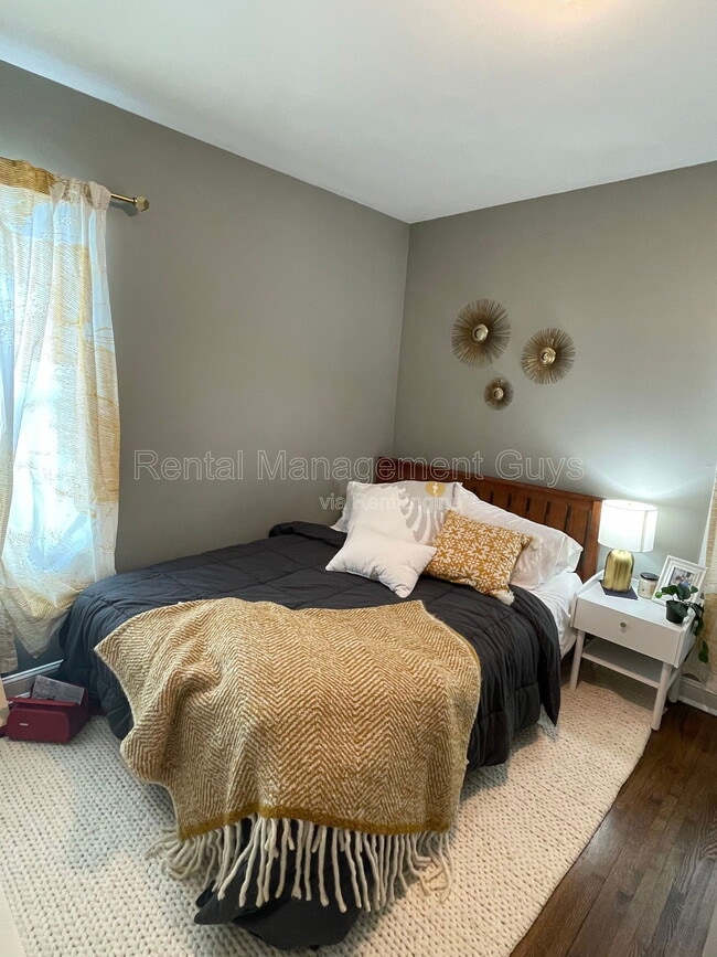 Building Photo - 4119 N Sheridan Ave