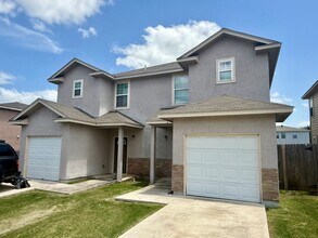Building Photo - Beautiful 3 BR, 2.5 bath townhome located in the Judson School District