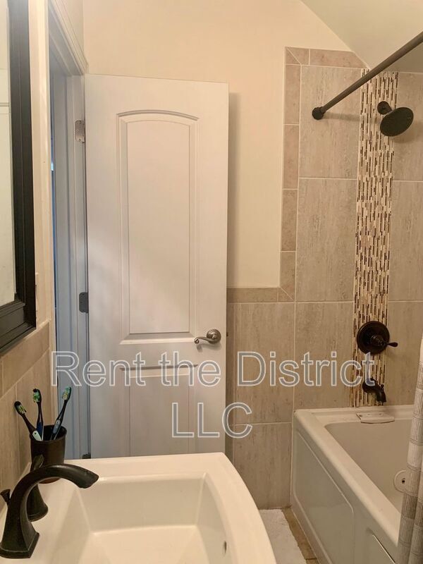 Building Photo - 1424 L St SE