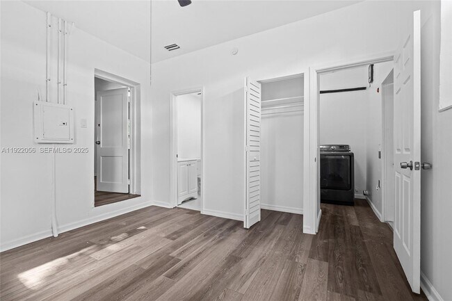 Building Photo - 201 S Biscayne River Dr