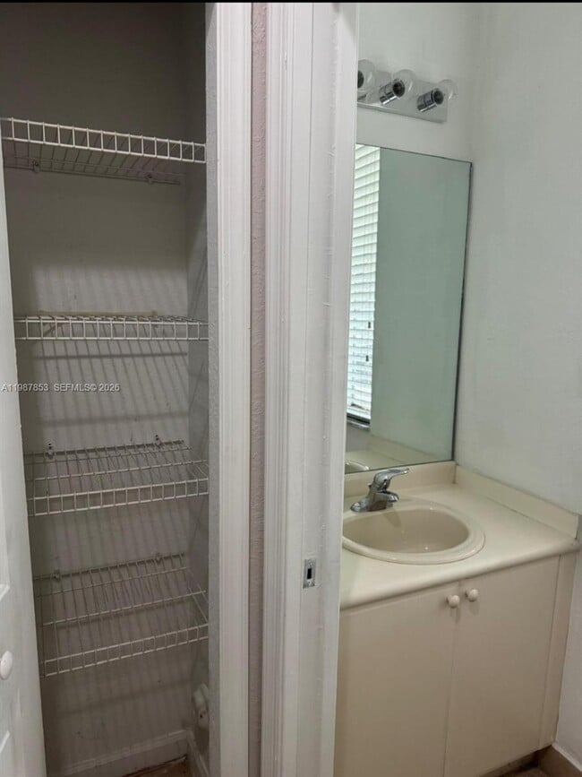 Building Photo - 2525 SE 14th Ave