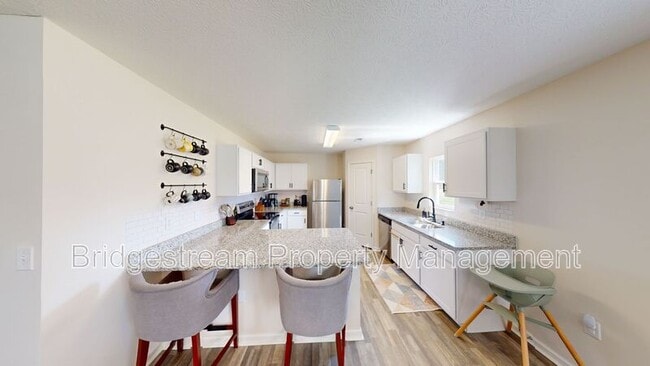 Building Photo - 961 Louise Dr