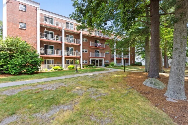 Building Photo - 46 Greentree Ln