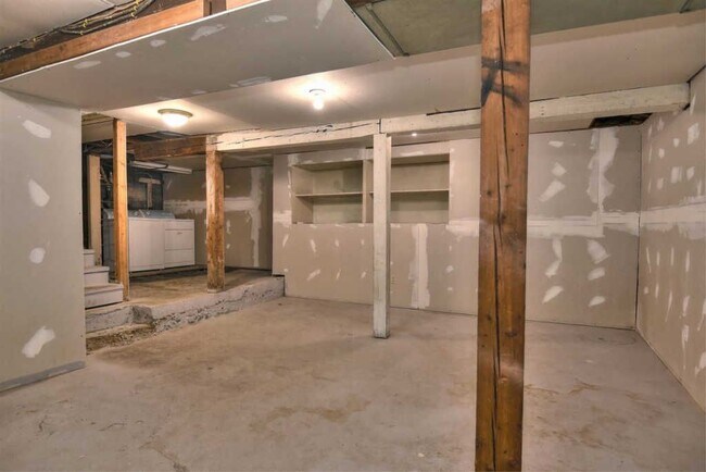 Building Photo - 1709 W Spofford Ave