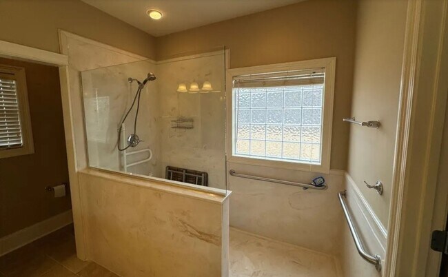 Building Photo - Beautiful Home in Deer Creek