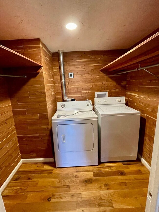 Building Photo - 515 Basswood Ave