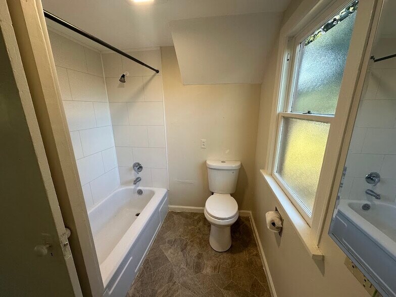 Building Photo - 11625 NW Thompson Rd