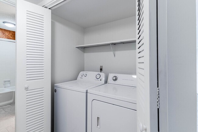 Building Photo - 2BD/2BA Condo located in Perkins Gardens