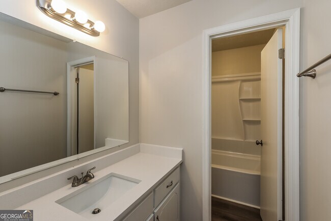 Building Photo - 6097 Twin Creeks Ct