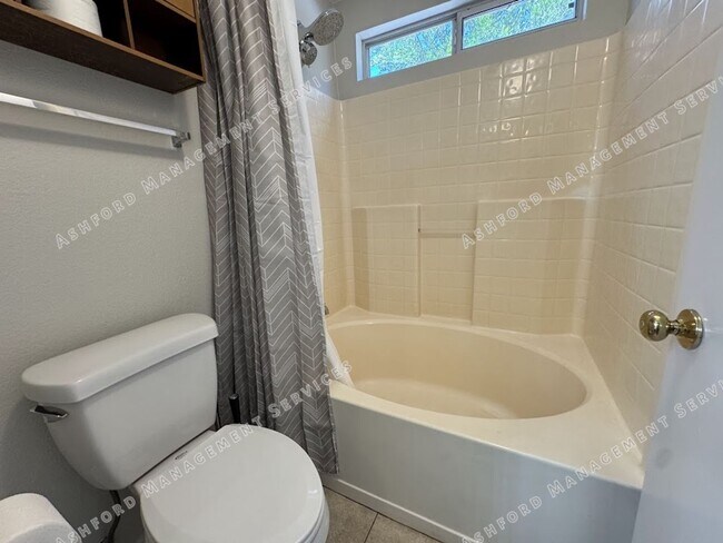 Building Photo - 3 BEDROOM WITH NO CARPET/LARGE YARD