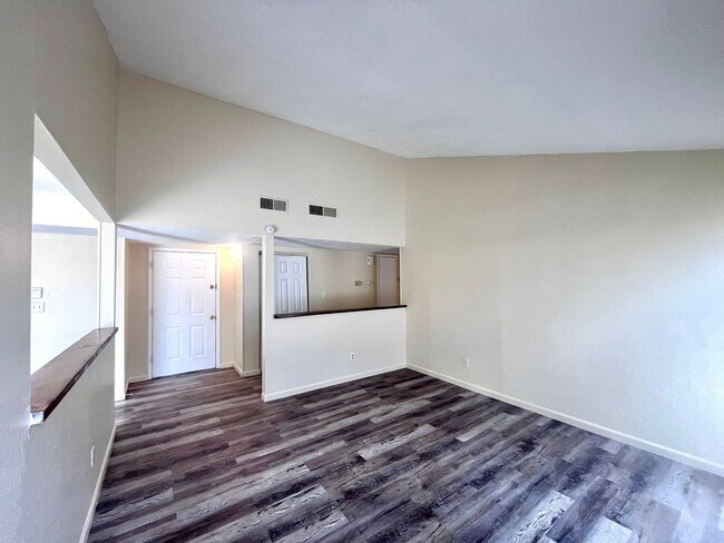 Building Photo - Move in Special! Bedroom 1.5 Bathroom 1 Car Garage