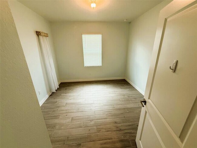 Building Photo - 1704 NE White Pine Terrace