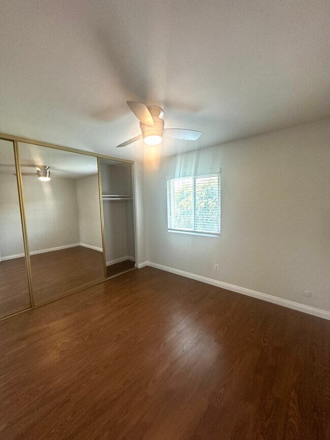 Building Photo - For Lease- Cozy and comfortable Two Bedrooms top floor unit