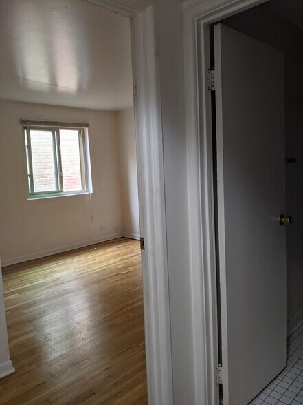 equal size bedrooms - 934 W Wolfram St