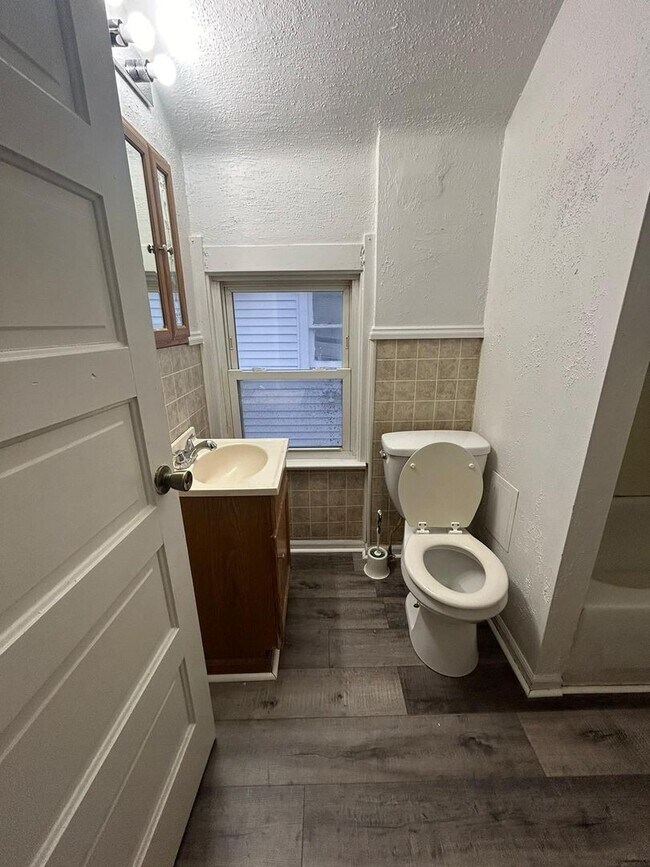 Building Photo - Rent ready!