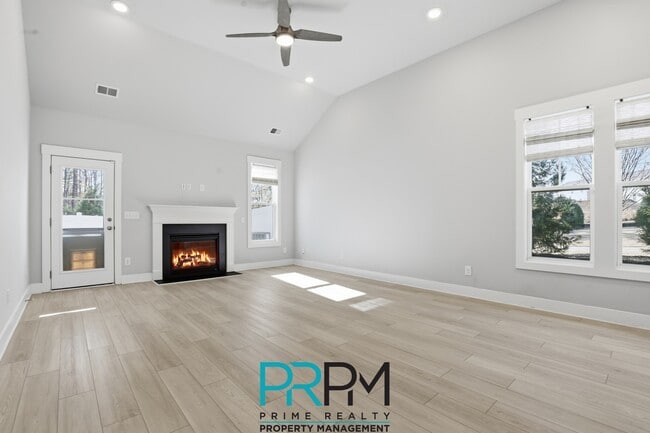 Building Photo - 2 Thornfield Dr