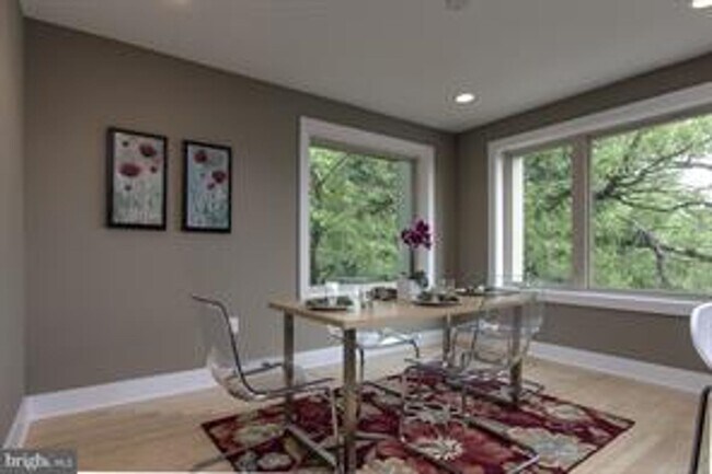 Building Photo - Manayunk Townhome with 2 Car Parking