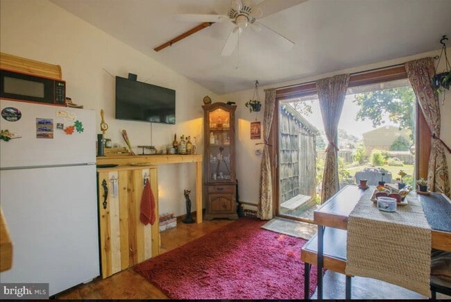 Building Photo - Nice 2 Bedroom 2 Bath Townhouse