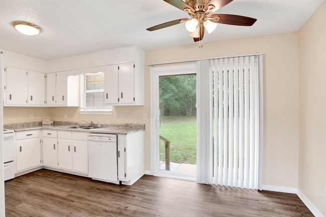 Building Photo - 4 Bed Home with Large Yard