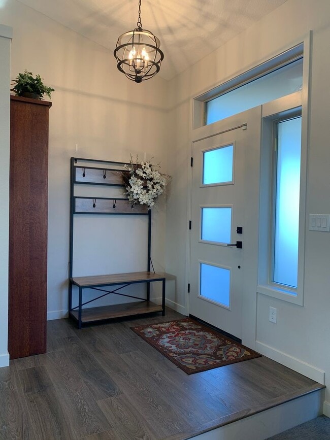 Building Photo - Beautiful Newly Custom Built Home! Vaulted Ceilings! Partially Furnished! Open Floor Plan!