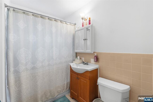 Building Photo - 384 Terhune St