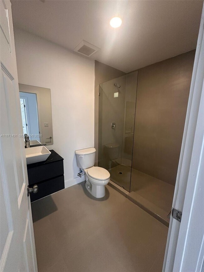 Building Photo - 532 NW 17th Ave