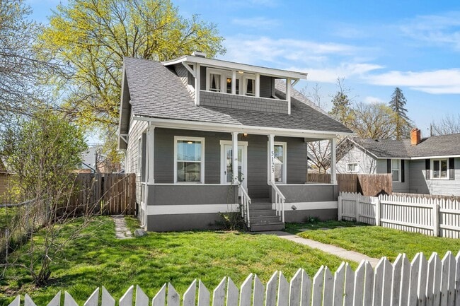 Building Photo - Great Location! Northtown Charmer!