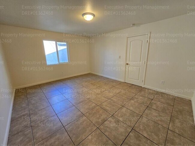 Building Photo - 3 bedroom/ 2 bathroom home