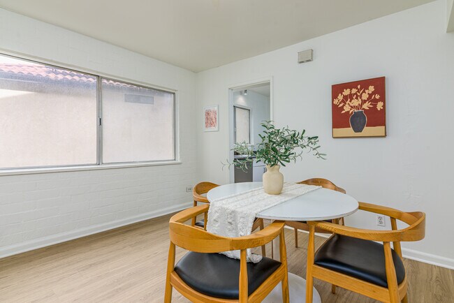 Building Photo - 2260 N Cahuenga Blvd