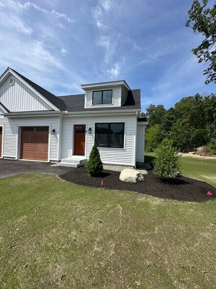 Private entrance with beautiful landscaping. - 29 Liberty St