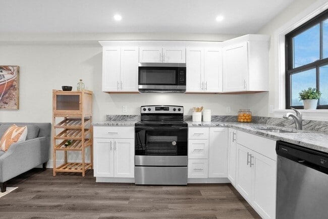 Building Photo - NEW CONSTRUCTION PLYMOUTH TOWNHOMES!