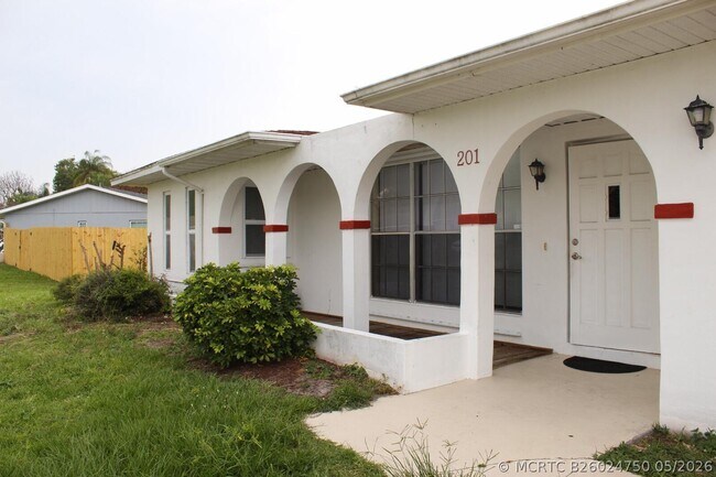 Building Photo - 201 NE Midfield Ln