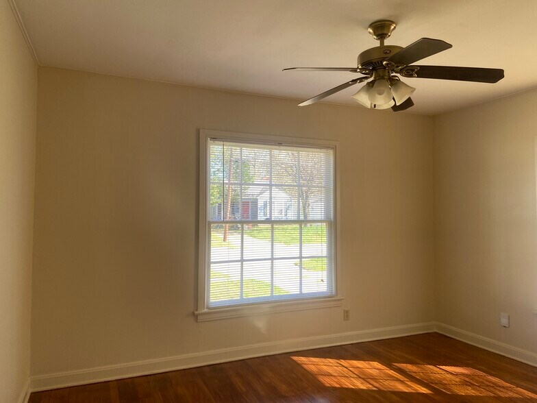 Building Photo - 147 E Elmwood St