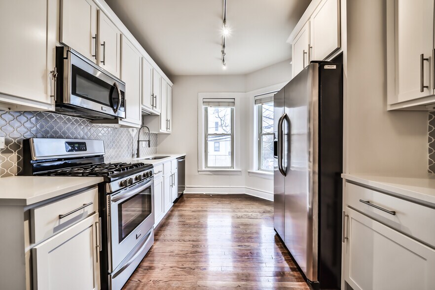 Building Photo - 734 W Waveland Ave