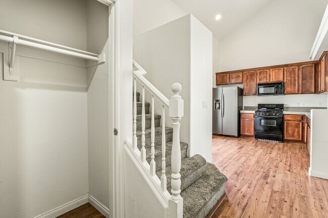 Building Photo - 3 Bedroom, 2 bathroom, 2 Car Garage Home i...