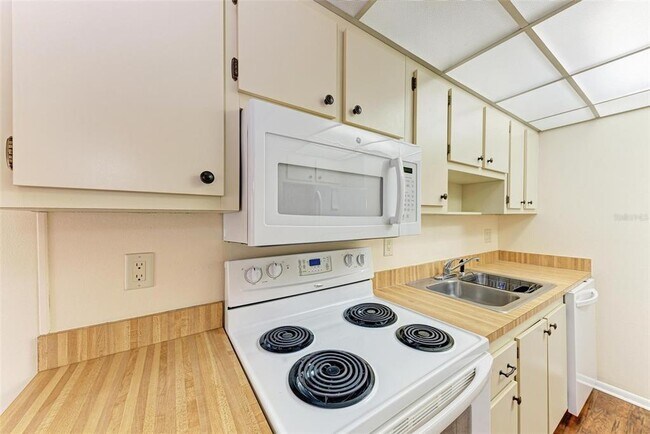 Building Photo - 305 30th Ave W