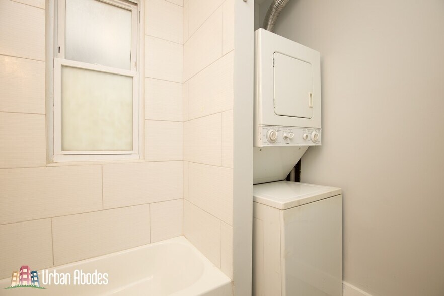 Building Photo - 3649 W Montrose Ave