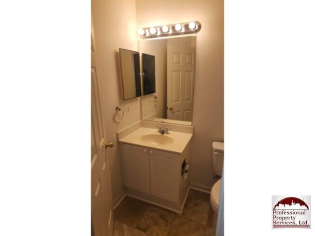 Building Photo - Spacious 3 Level Townhome In Wellington Tr...