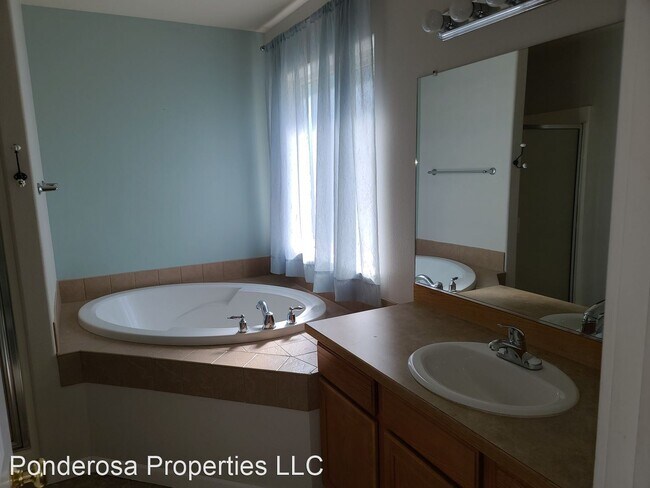 Building Photo - 3 br, 2.5 bath House - 150 SW Cascade Moun...