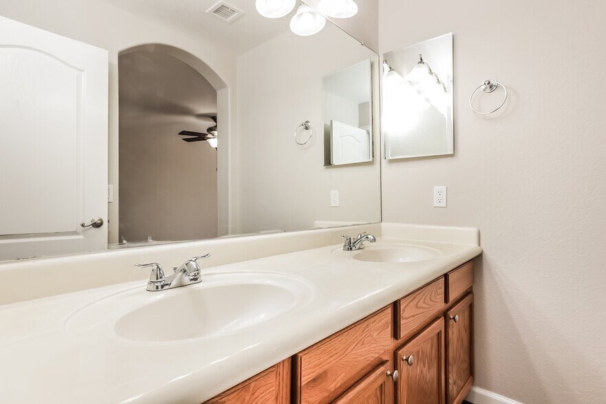 Building Photo - 2505 W Red Fox Rd