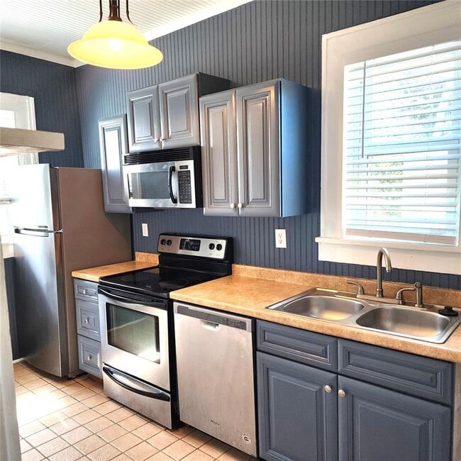 Building Photo - 2006 Jackson St N