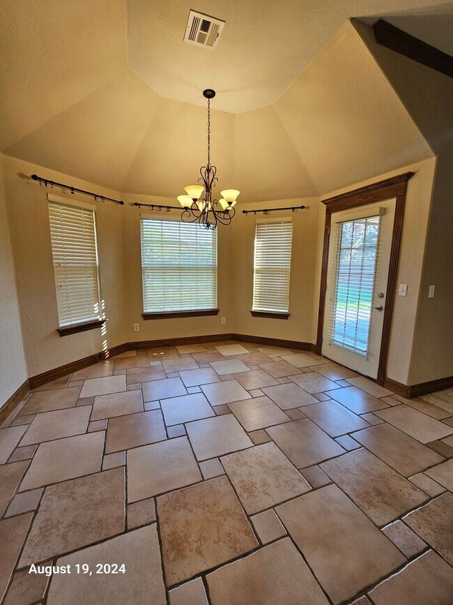 Building Photo - 3 (Bed)/2.5 (Bath) w/ Storm Shelter and Po...