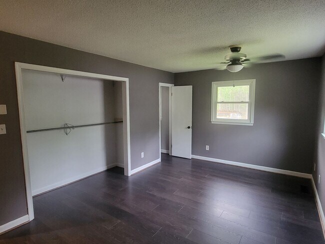 Building Photo - 3 Bedroom 2 Bathroom Home