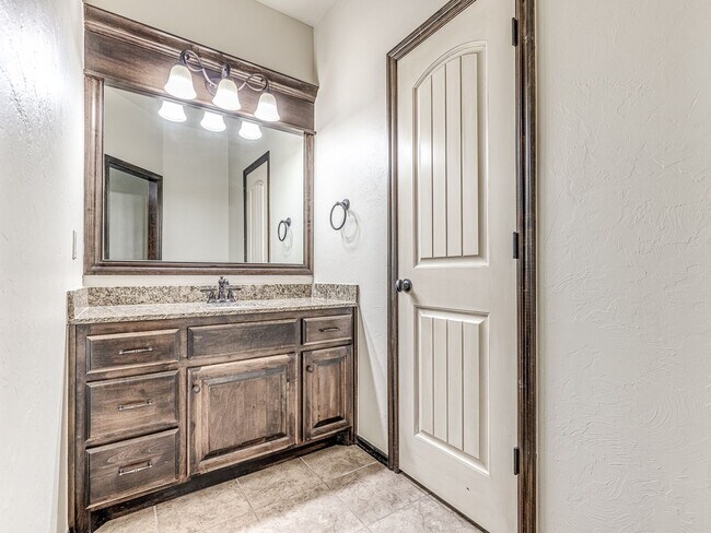 Building Photo - Luxury Rental Home in Edmond Schools + Com...