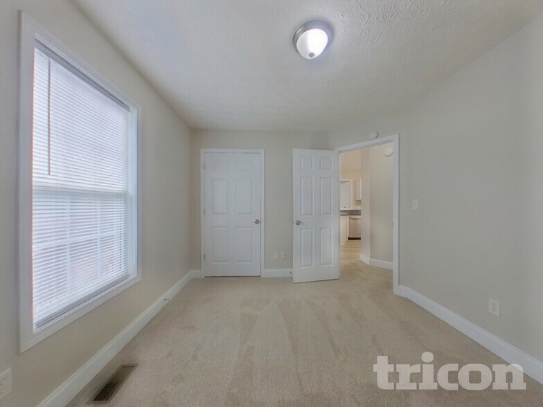 Building Photo - 718 Creekridge Ct