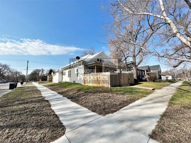 Building Photo - 421 E 7th- 3 bedroom house