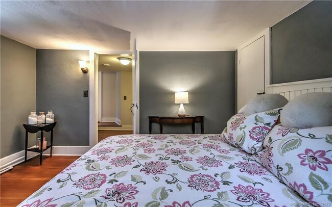 Building Photo - 96 Kings Hwy N