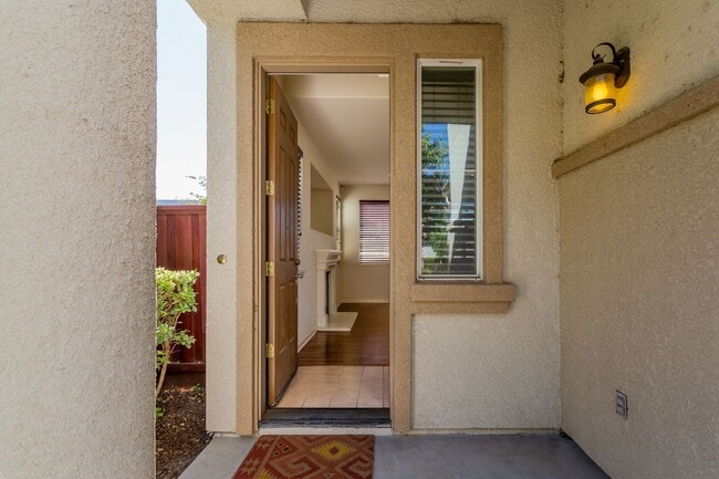 Building Photo - Beautiful 3 Bed/2.5 Bath 2- Story Home