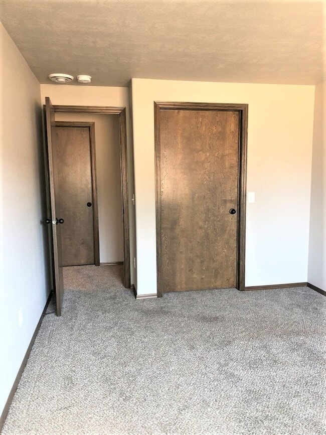 Building Photo - Spacious, Modern East Side Town Home